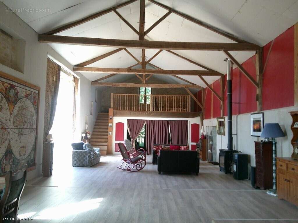 Grange Rénovée : Comprenant 4 Chambres et Terrain de 4382m² - photo 8