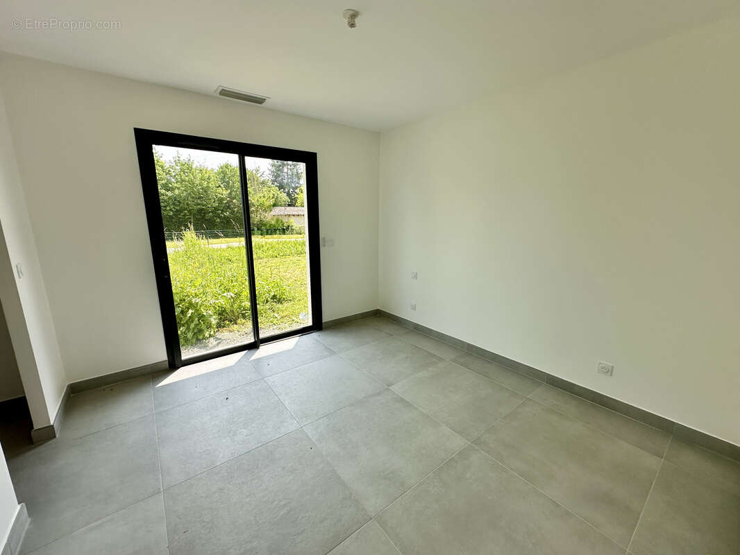 Maison à COURS-DE-PILE