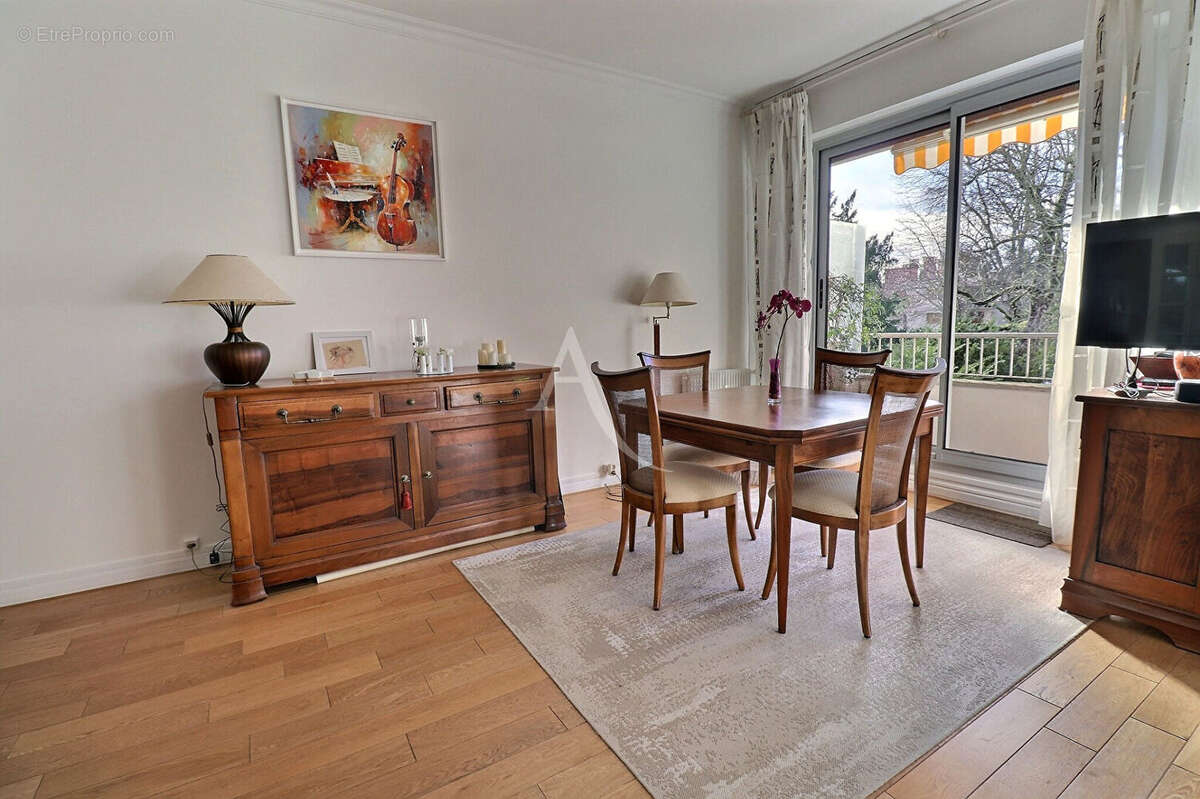 Appartement à LE MESNIL-LE-ROI