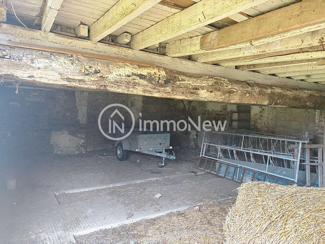 Grange a renover 160 m2 au sol avec garages en complement sur terrain de 2500 m2 environ - photo 4