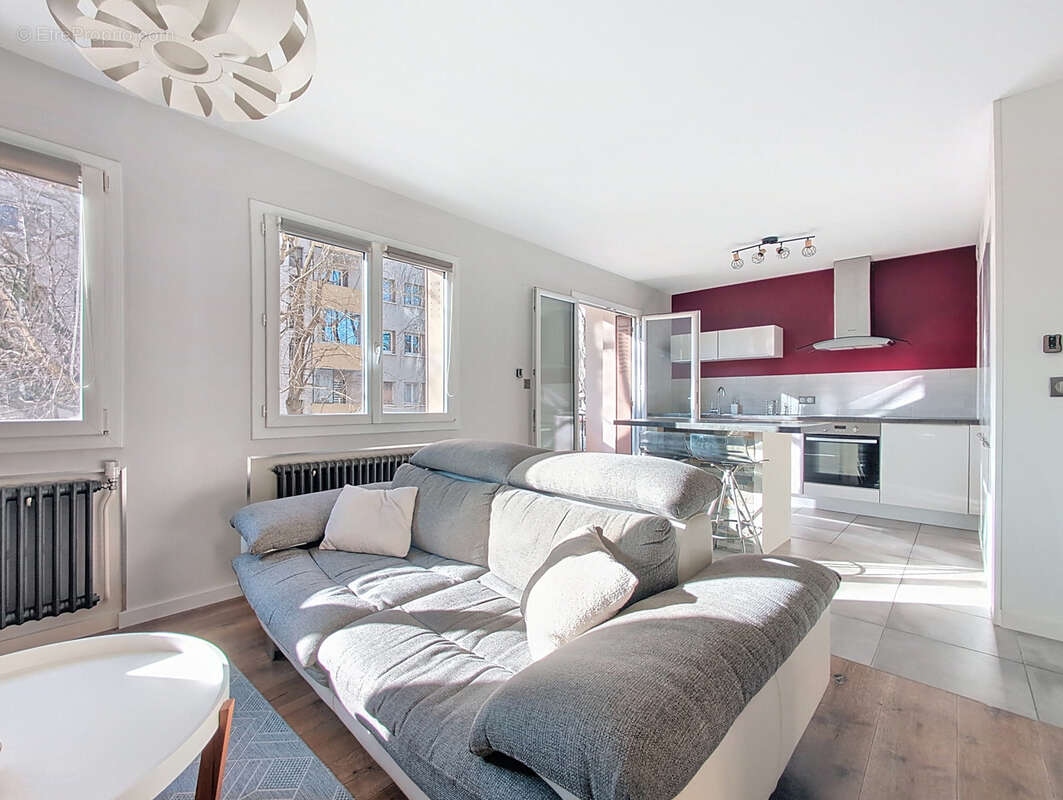 À VENDRE   T2 rénové avec balcon - A 10 mn du centre Courier (Annecy) - photo 5