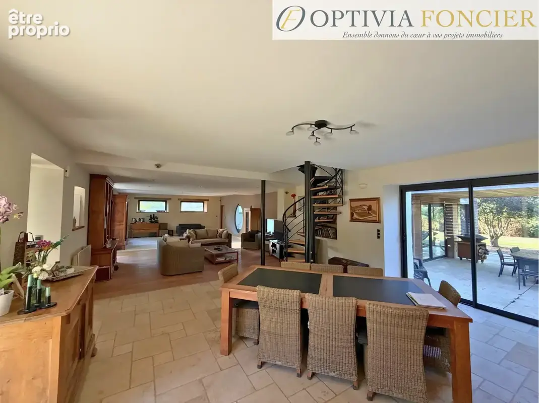 Propriété T7 395 m2 - 6 300 m2 de terrain - 5 garages - Piscine intérieure chauffée - photo 7