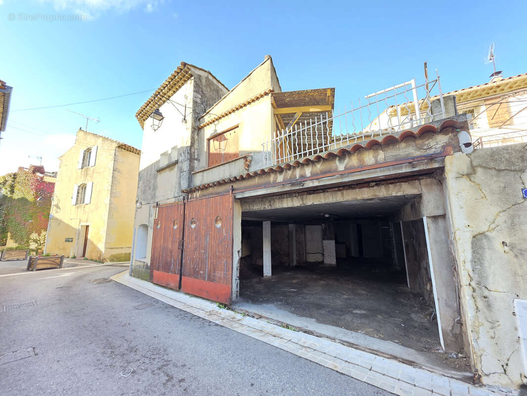 Maison à SAINT-MITRE-LES-REMPARTS