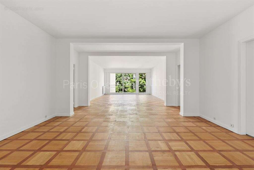 Appartement à PARIS-16E