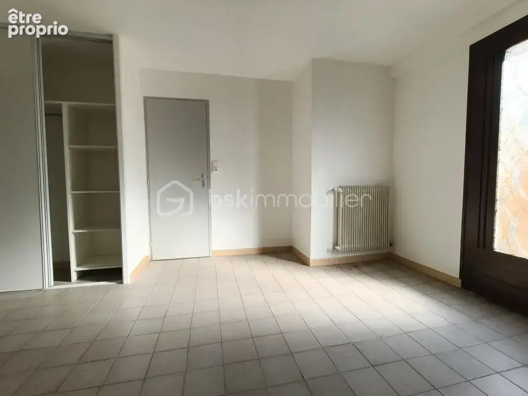 Maison individuelle, en ville, avec garage et jardinet. Trois chambres - photo 8