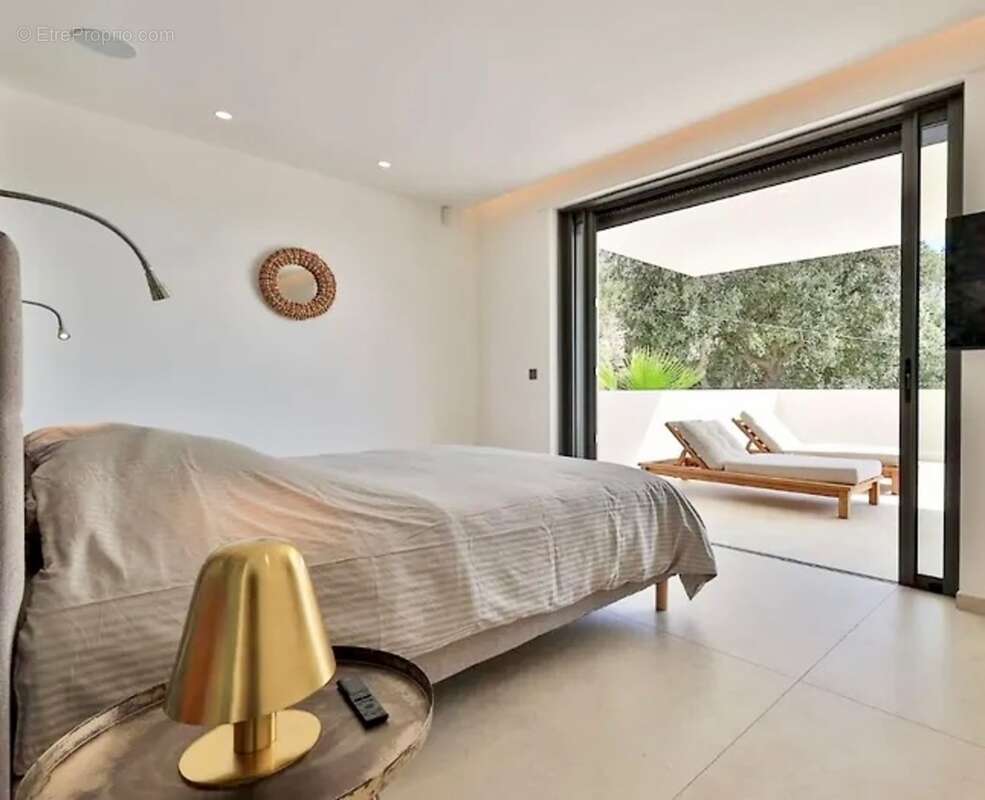 Dpt Var (83), à vendre SAINTE MAXIME maison P6 de 280 m² - Terrain de 1637 m² - photo 16