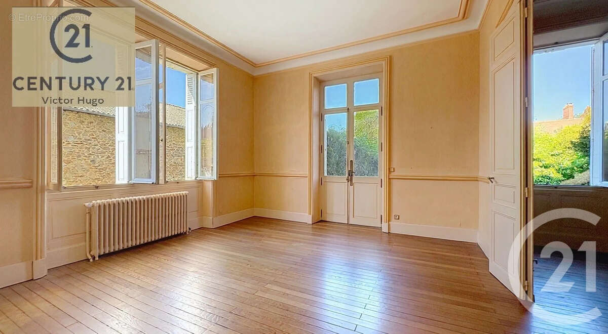 Maison 242 m² à Saint-Victurnien  - photo 11