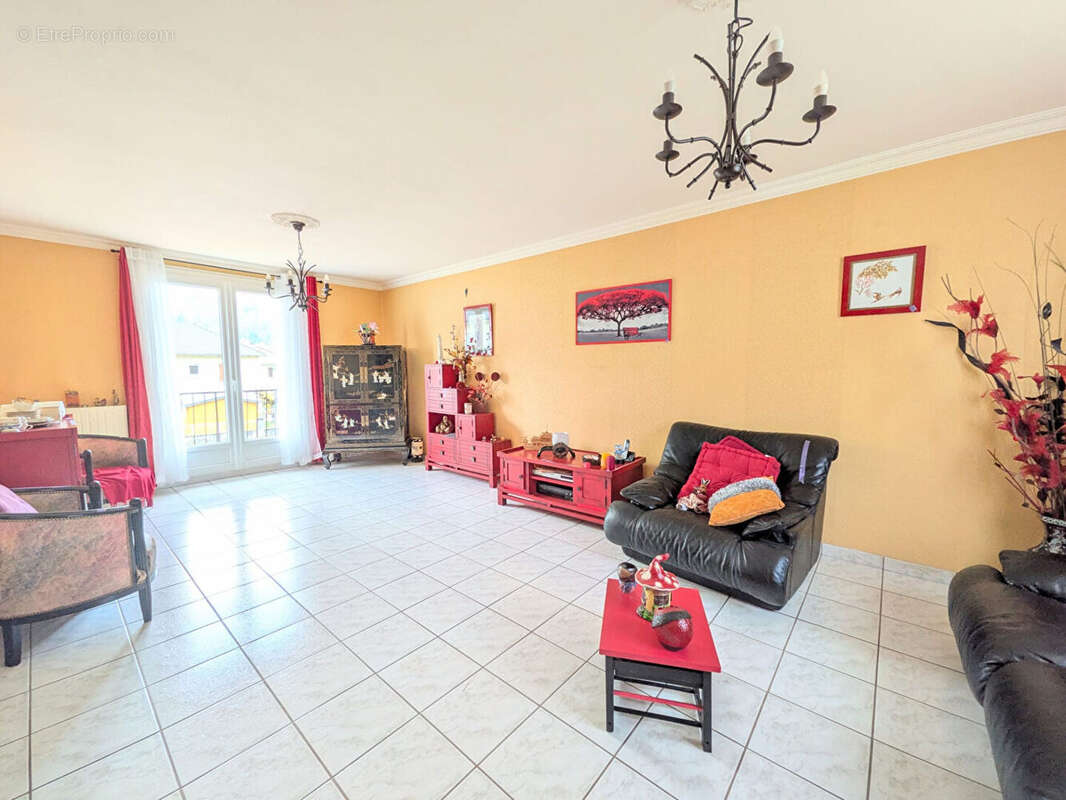 Maison à VIC-SUR-CERE