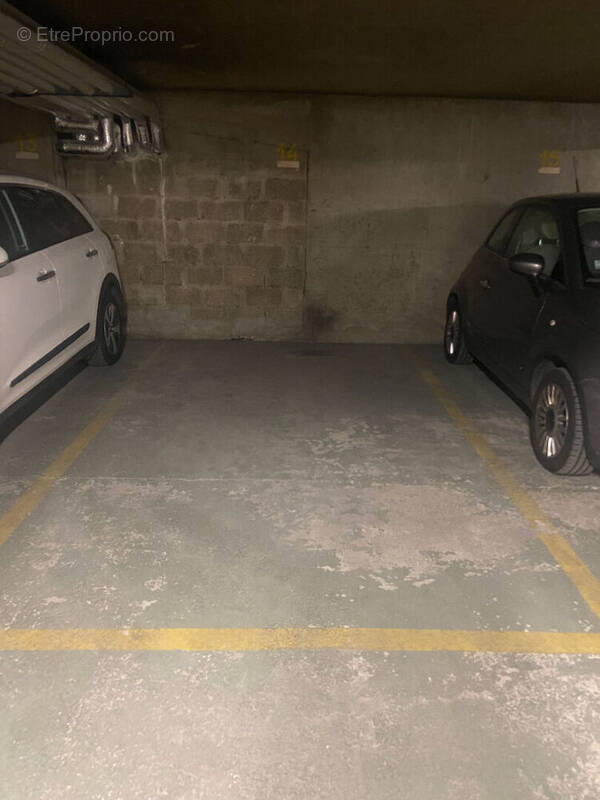 Parking à PARIS-17E