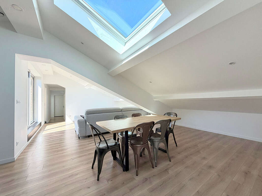 Superbe appartement atypique d'environ 110 m² au sol avec terrasse tropézienne - photo 3