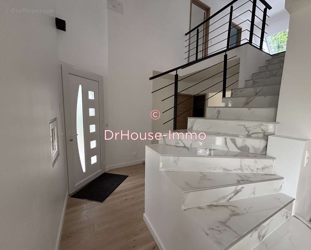 Maison à LE MESNIL-SAINT-DENIS