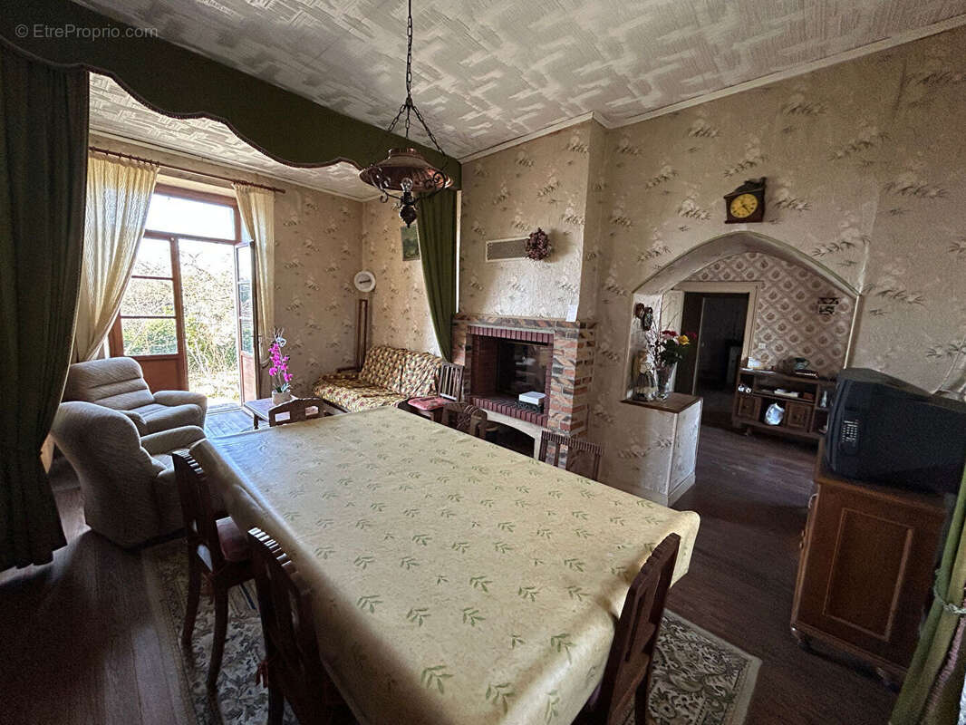 Maison à YMONVILLE