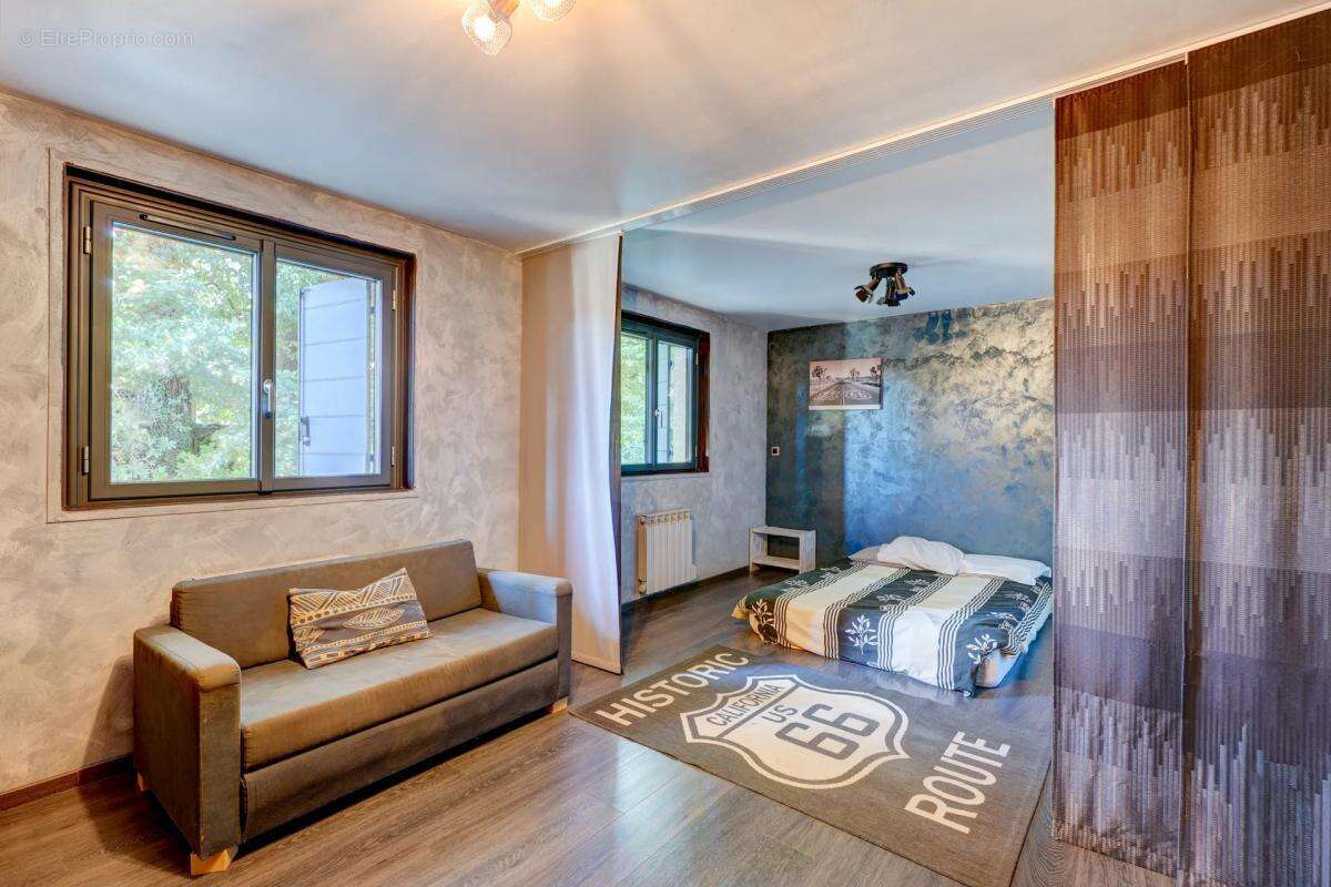 Maison de 8 pièces de 170 m² à Saint-Laurent-de-Mure - photo 8