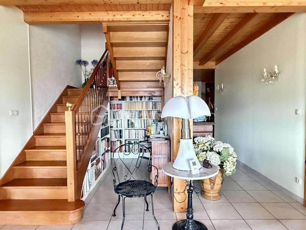 Villa de caractère 152 m² -  3 chambres + 4ème chambre possible -  vue panoramique chartreuse et vercors - garage 79 m² — terrai - photo 8