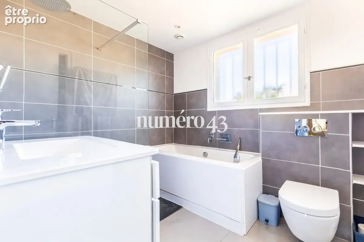Maison 8 pièces 209 m² à vendre à Saint-Medard-En-Jalles (33160) - photo 7