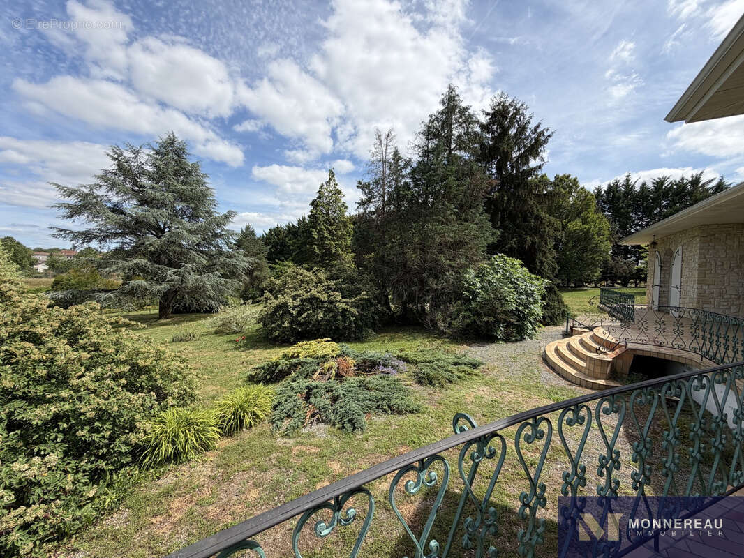 Belle maison en pierre avec grand terrain - photo 3