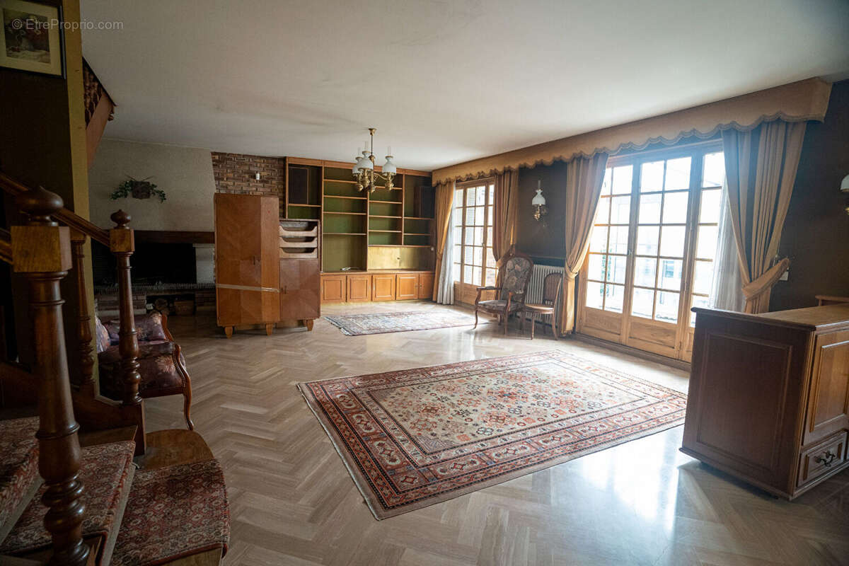 Maison à SAINTE-GENEVIEVE-DES-BOIS