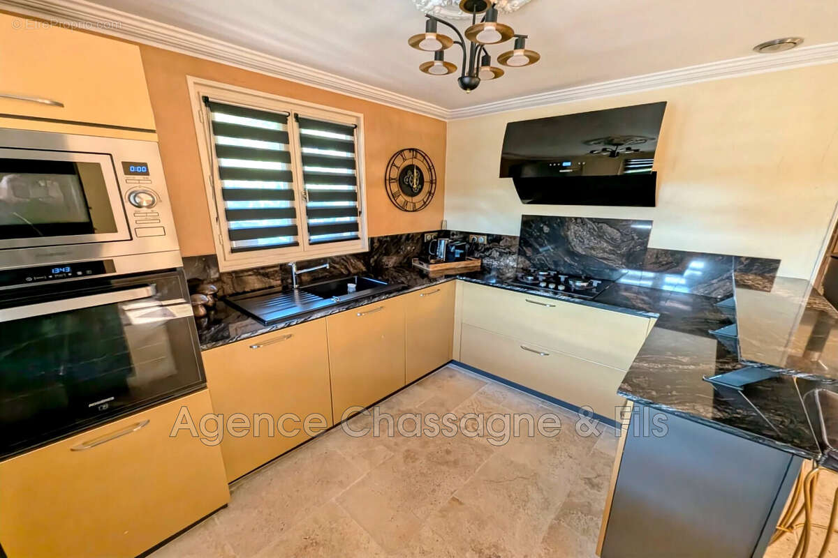 Maison à SAINT-PANTALEON-DE-LARCHE