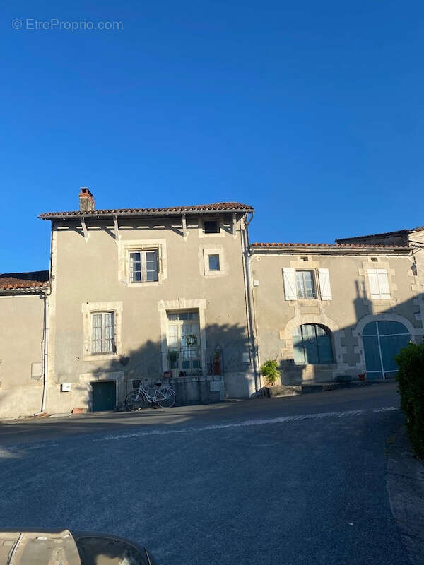 Maison à LUSIGNAC
