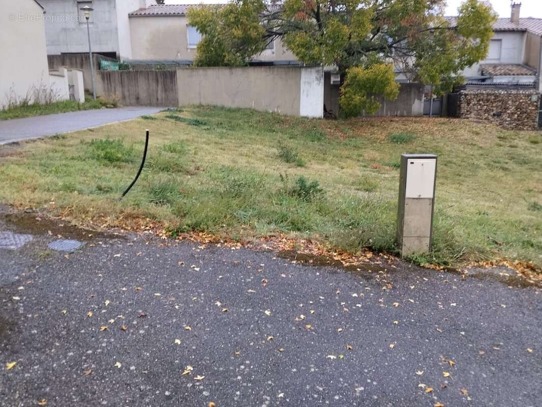 Terrain à MONTOLIEU