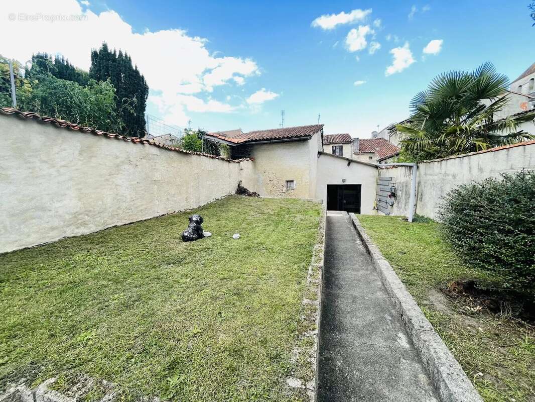 Commerce à BARBEZIEUX-SAINT-HILAIRE