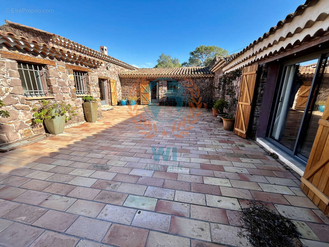 Maison à ROQUEBRUNE-SUR-ARGENS