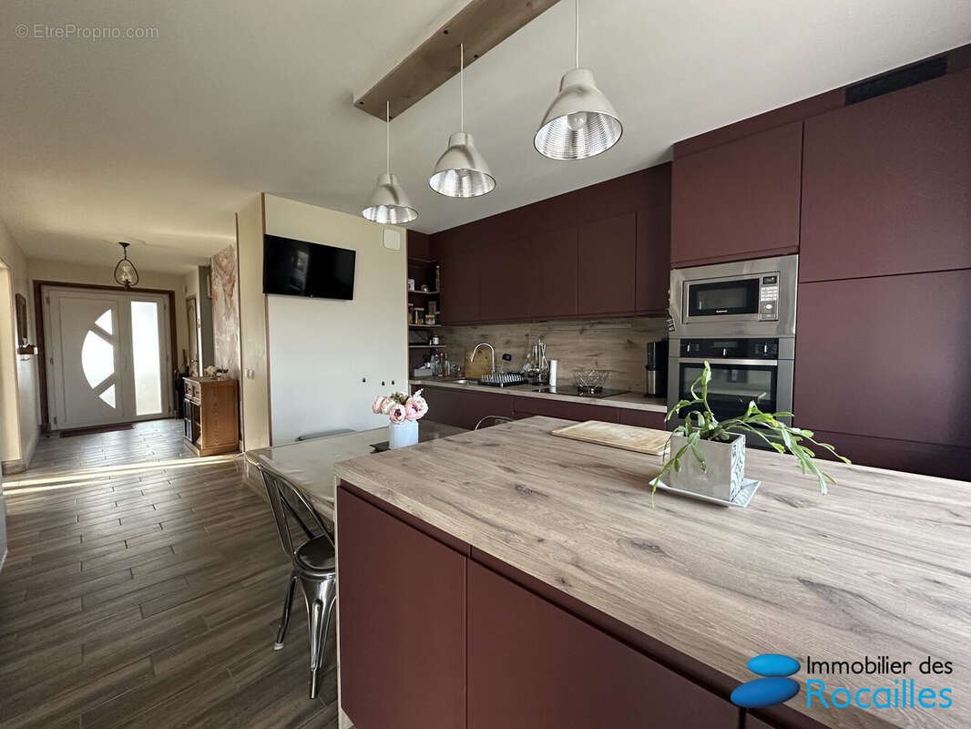 Maison à LA ROCHE-SUR-FORON