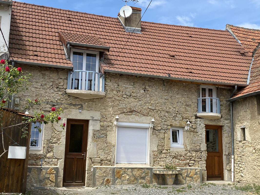 Maison à CREUZIER-LE-VIEUX