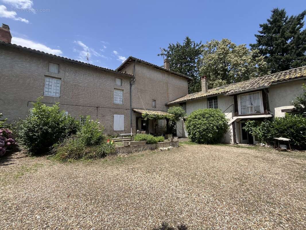 Maison 330 m² à Chaneins  - photo 8