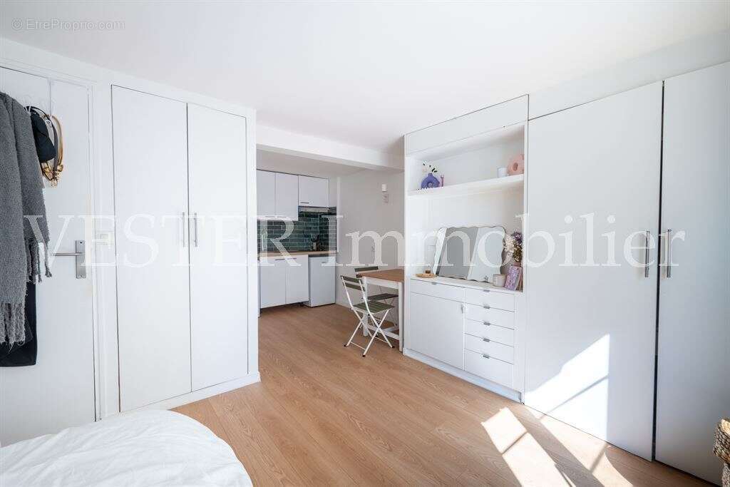 ABBESSES - Très beau studio de 20m² au calme refait en 2020 - photo 7