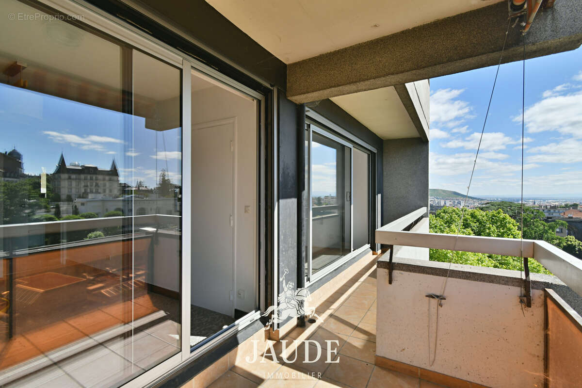 Appartement T2 de 45 m2 avec grand balcon, cave et garage   Résidence Le Sévigné, Chamalières - photo 3