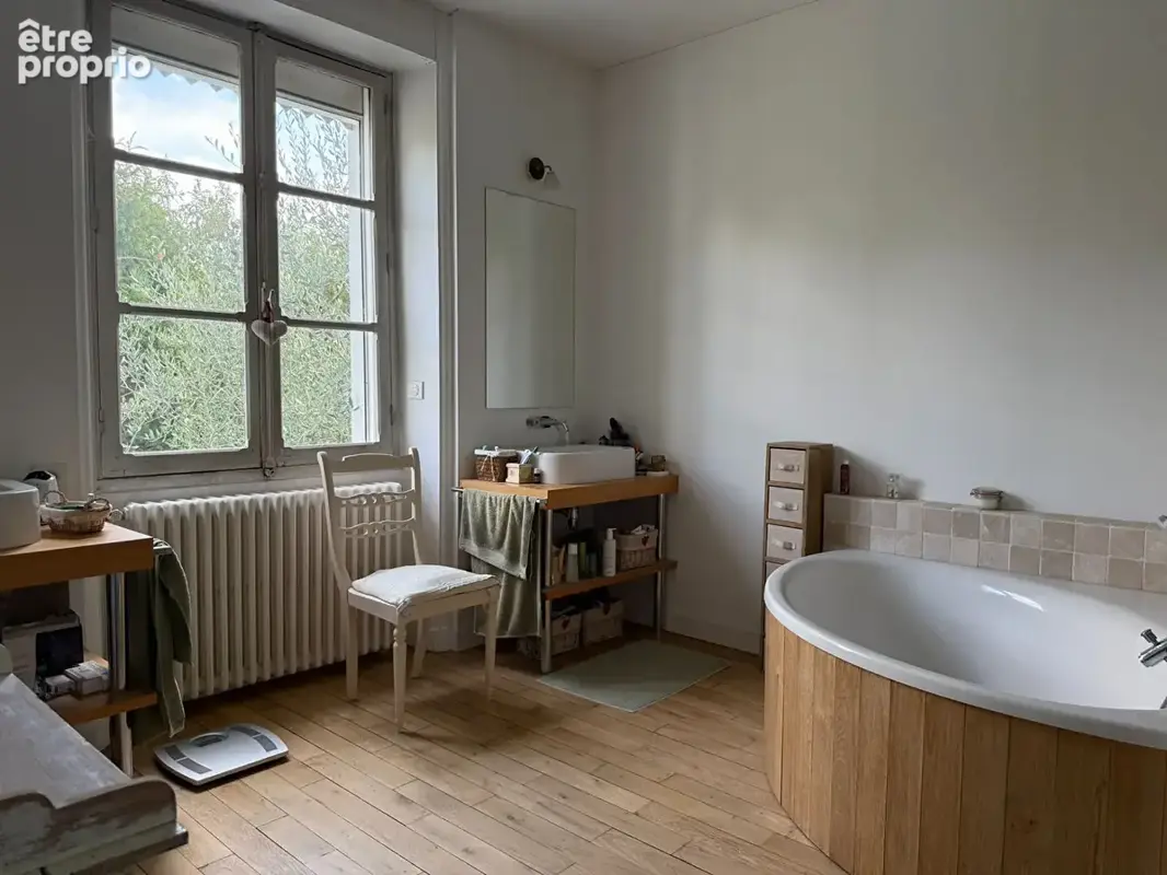 Maison de 215 m² aux prestations soignées rénovée en 2011 avec piscine chauffée entourée de verdure - photo 10