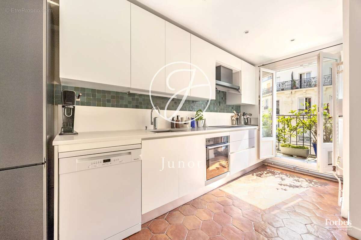 Paris 18e - CLIGNANCOURT - Appartement - 7 pièces - 160,12 m² Carrez - Balcon filant - Vue dégagée, ciel - photo 4