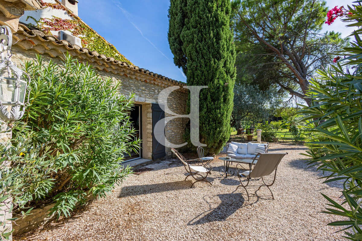Maison 285 m² à Aramon  - photo 6