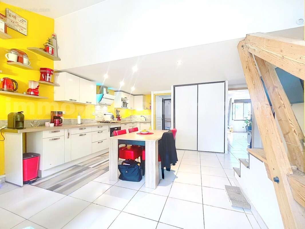 Appartement_Saint_Jeoire__grand_espace_proche_ecole_genève_frontière_suisse_ceva_bus_commerces_lumineux_calme_Balcon_extérieur_séjour_salon_cuisine_chambre_1_2_3_salle_de_d'eau_