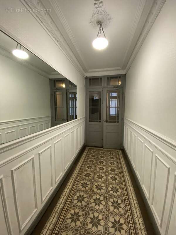 Entrée de l'immeuble - Appartement à PARIS-11E