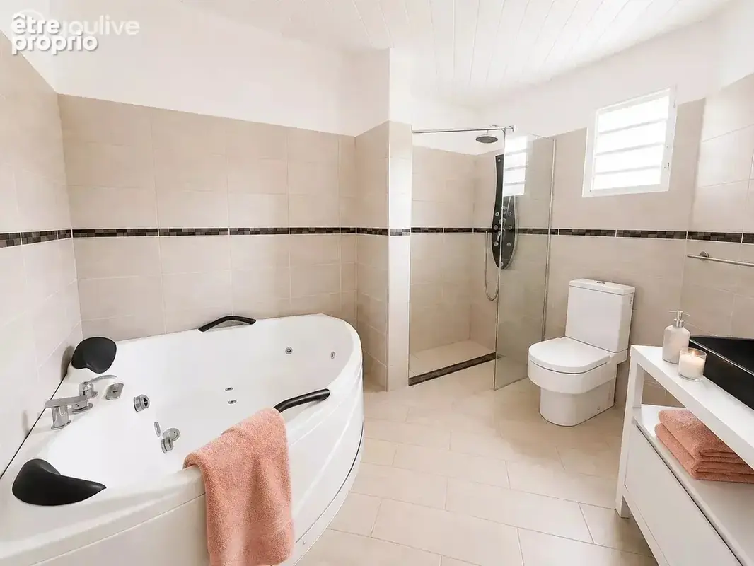 Proche CHU– Villa+ Bungalow 283 m²-piscine -Jardin- Fort-de-France - photo 9