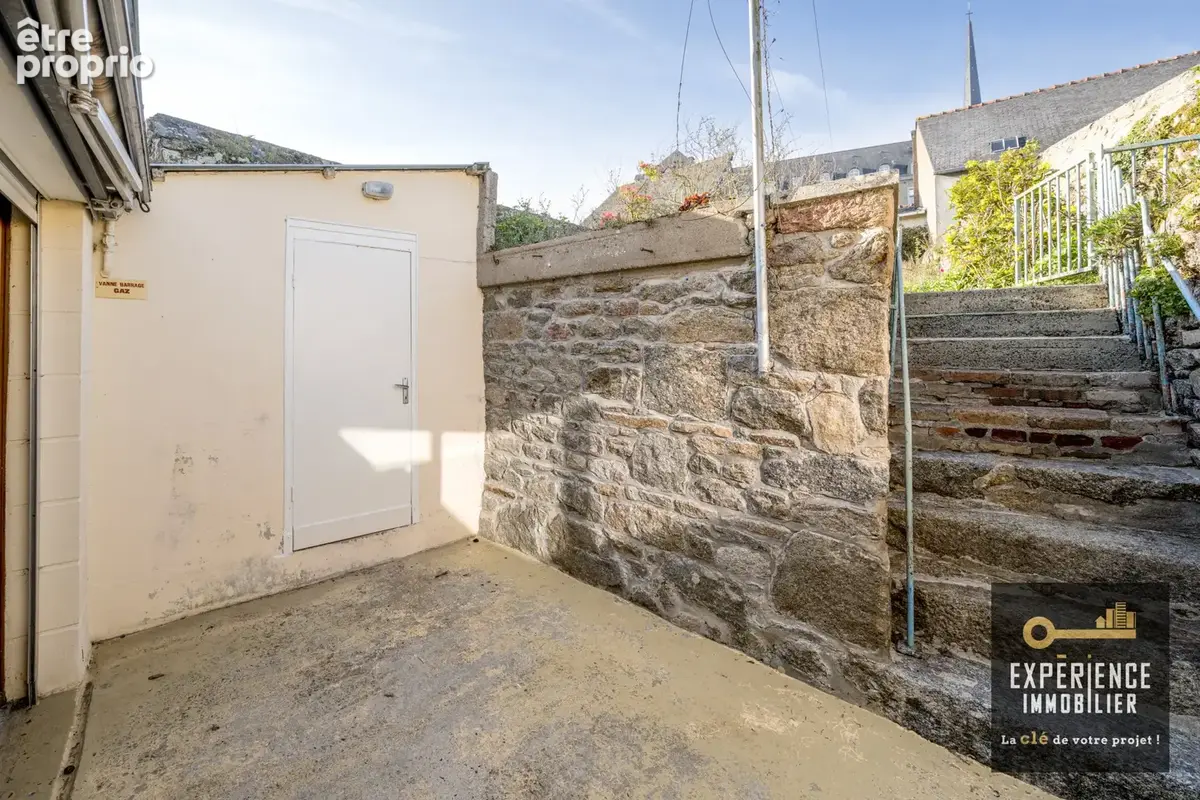 Maison avec jardin et garage dans le centre-ville - photo 2