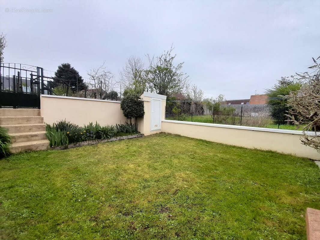 Maison à COULANS-SUR-GEE