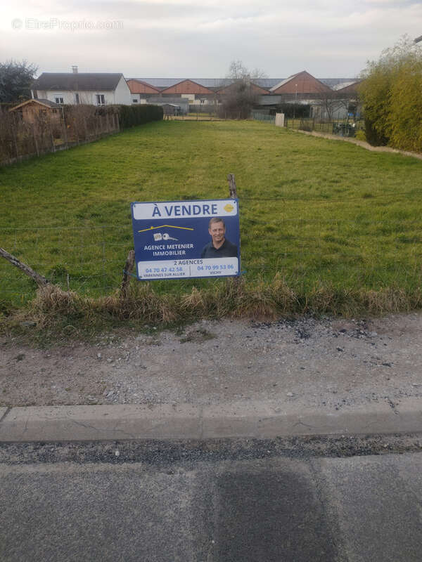 Terrain à VARENNES-SUR-ALLIER