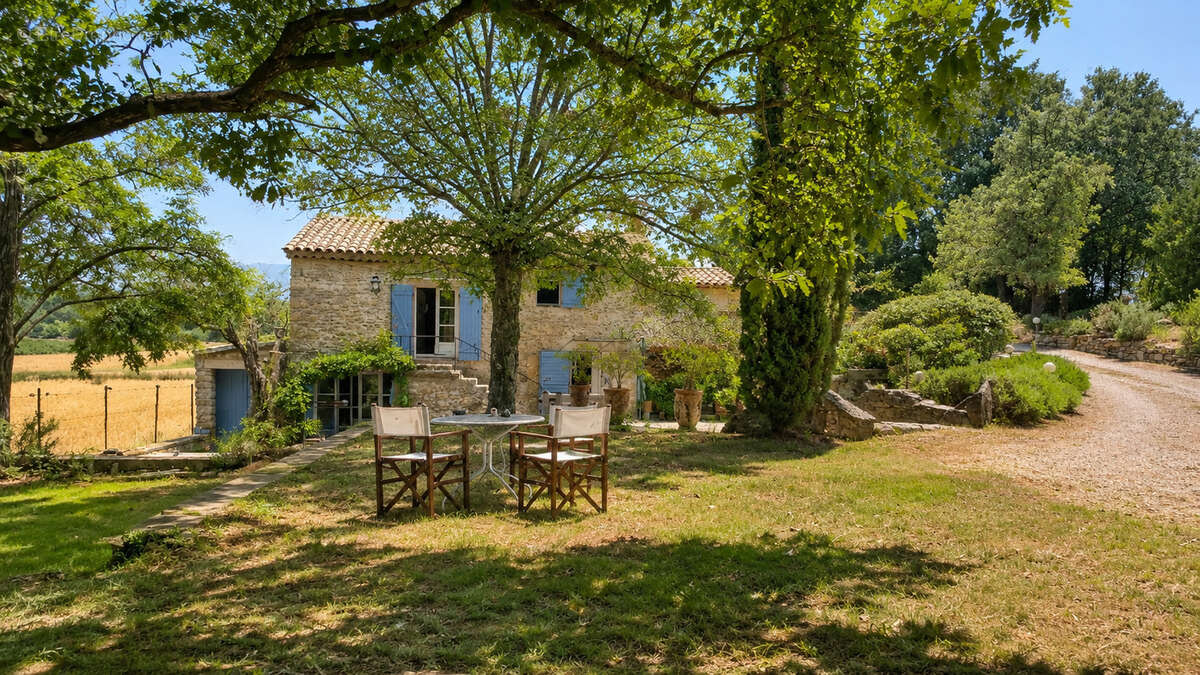 Cucuron   Authentique mas de 126 m2 en campagne avec piscine et vue sur les vignes - photo 2