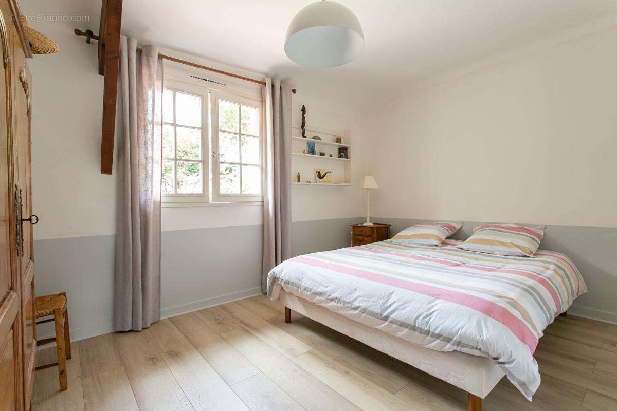Maison Gétigné 11 P . 6 Chs . Bureaux . 274.92 M² . T 6832 M² . Garage . Cave . Salle de jeux . Bucher - photo 10
