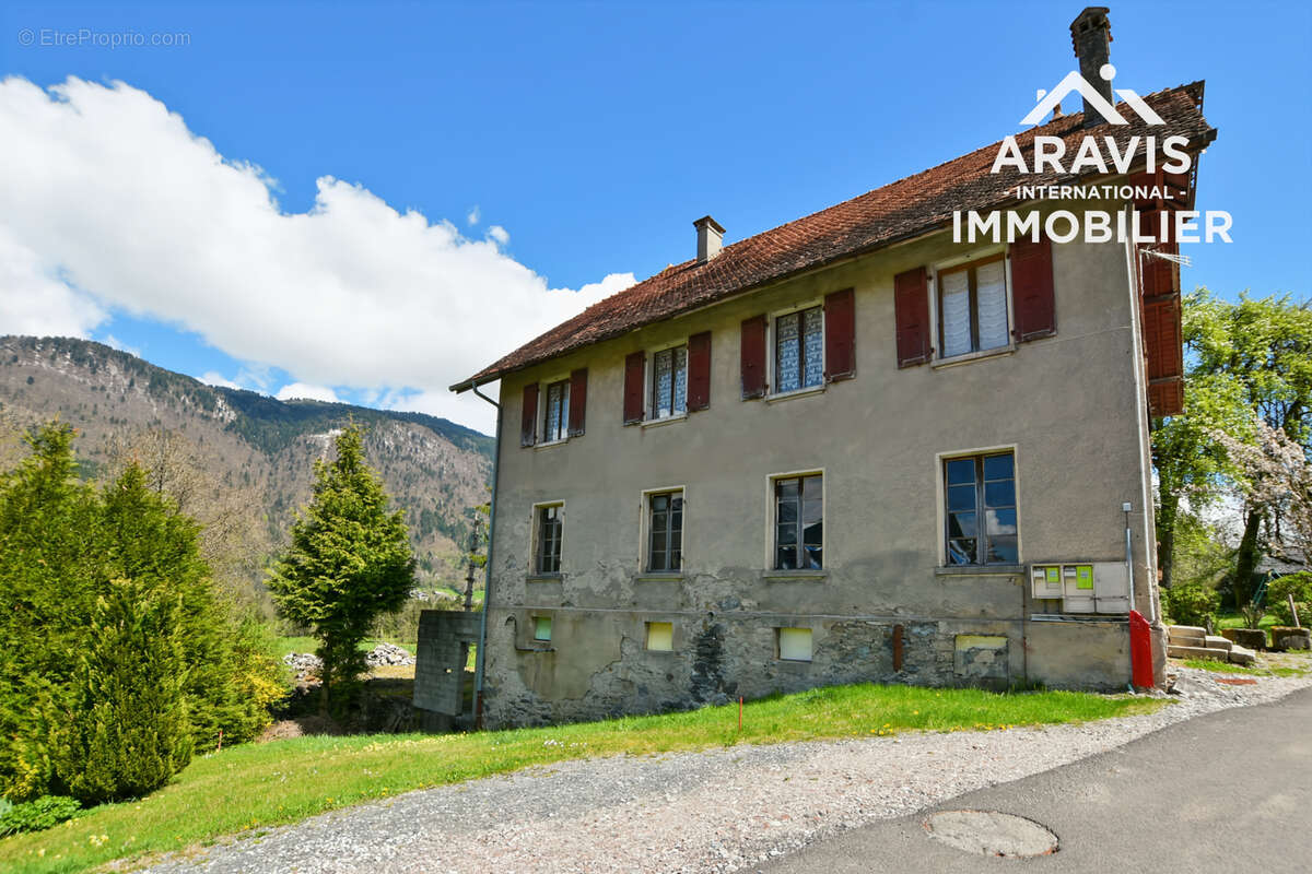 Maison à LA RIVIERE-ENVERSE