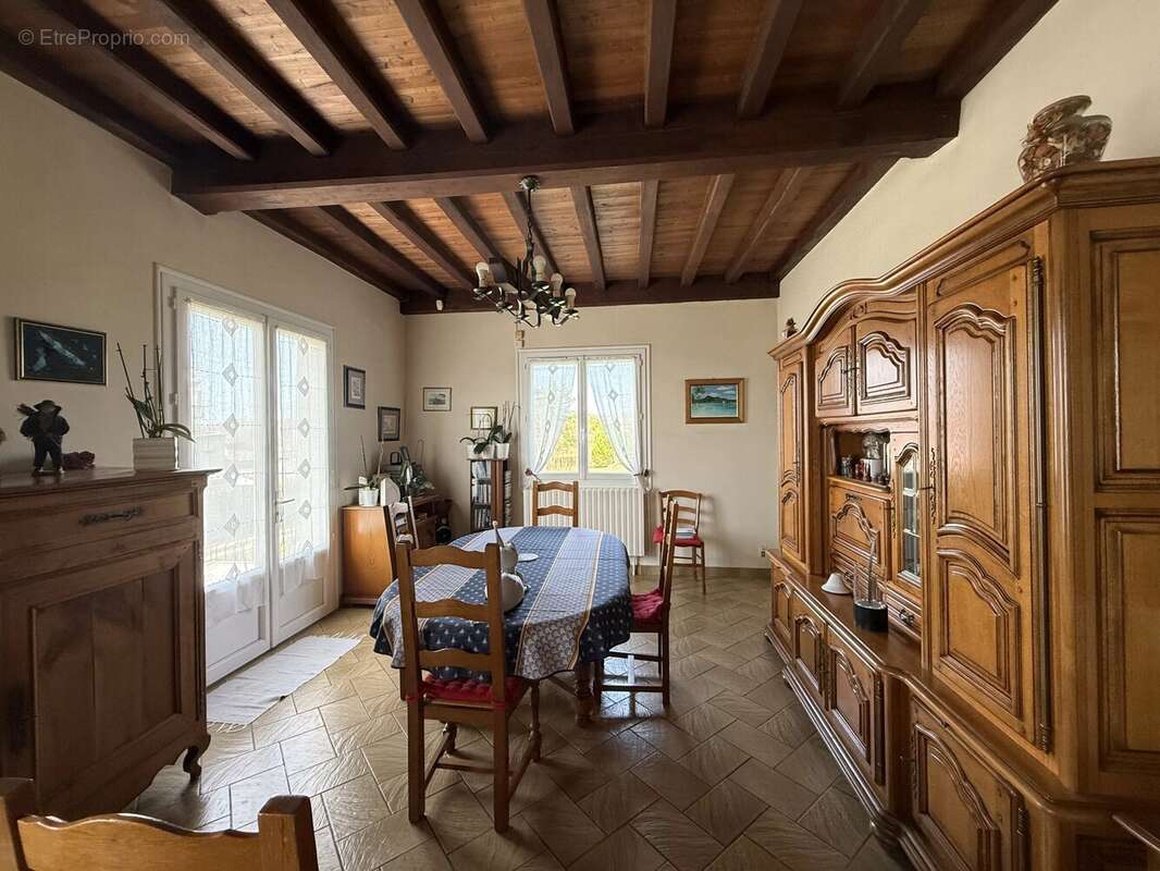Maison à LA ROCHEBEAUCOURT-ET-ARGENTINE