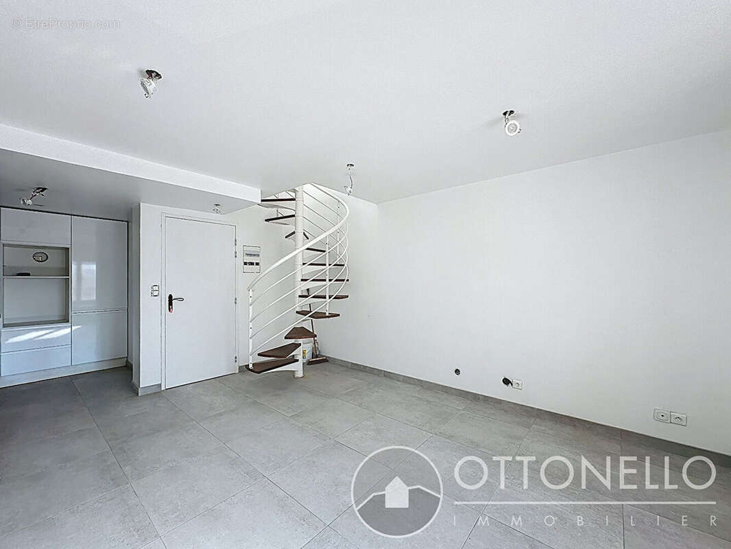 Appartement à ROQUEBRUNE-SUR-ARGENS