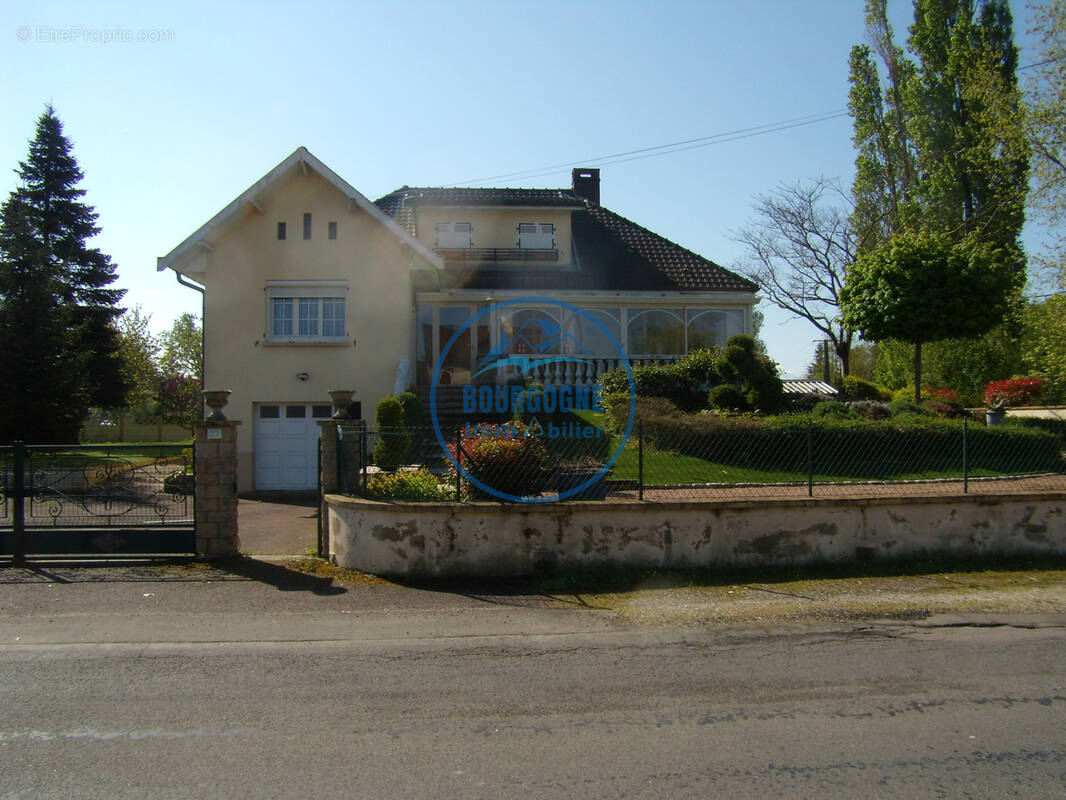 Maison à VARENNES-LE-GRAND