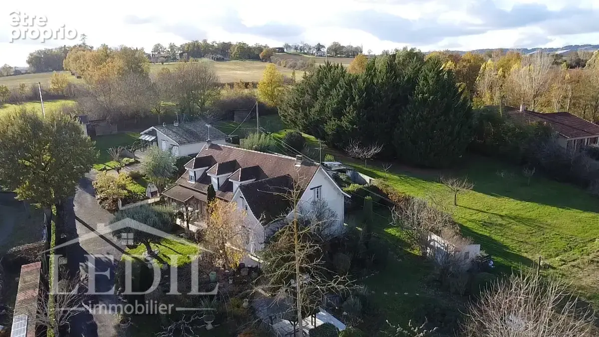 Propriété rare avec parc, dépendance et garages - photo 2