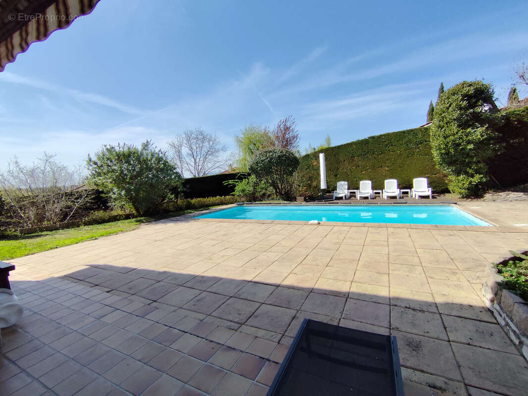 Maison à SAINT-GENIS-LES-OLLIERES