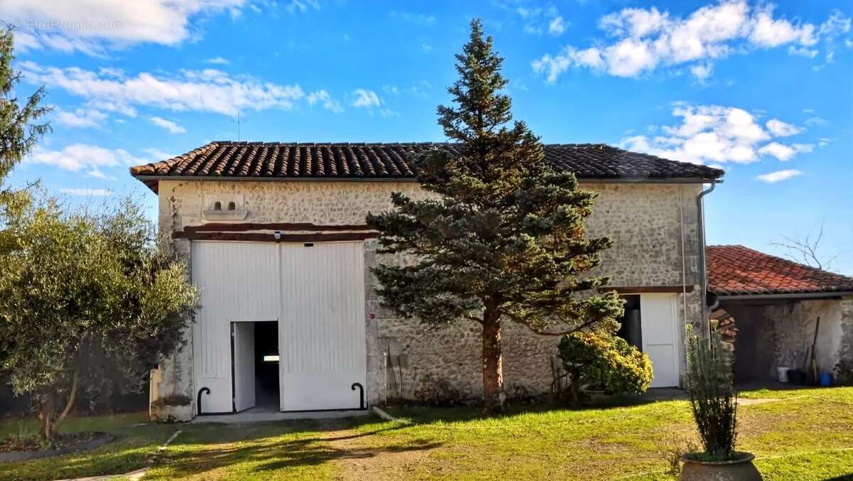 Longère   de 180 m² offrant 3 chambres avec un terrain 1410 m² - photo 3