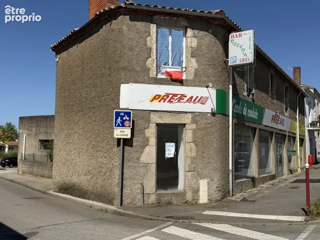 AIZENAY plein centre-ville, local commercial + appartement loué - photo 2